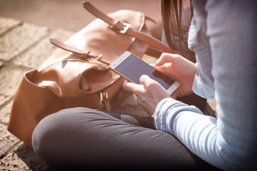 Telefon na abonament bez umowy terminowej – korzystaj bez zobowiązań w Otvarta.