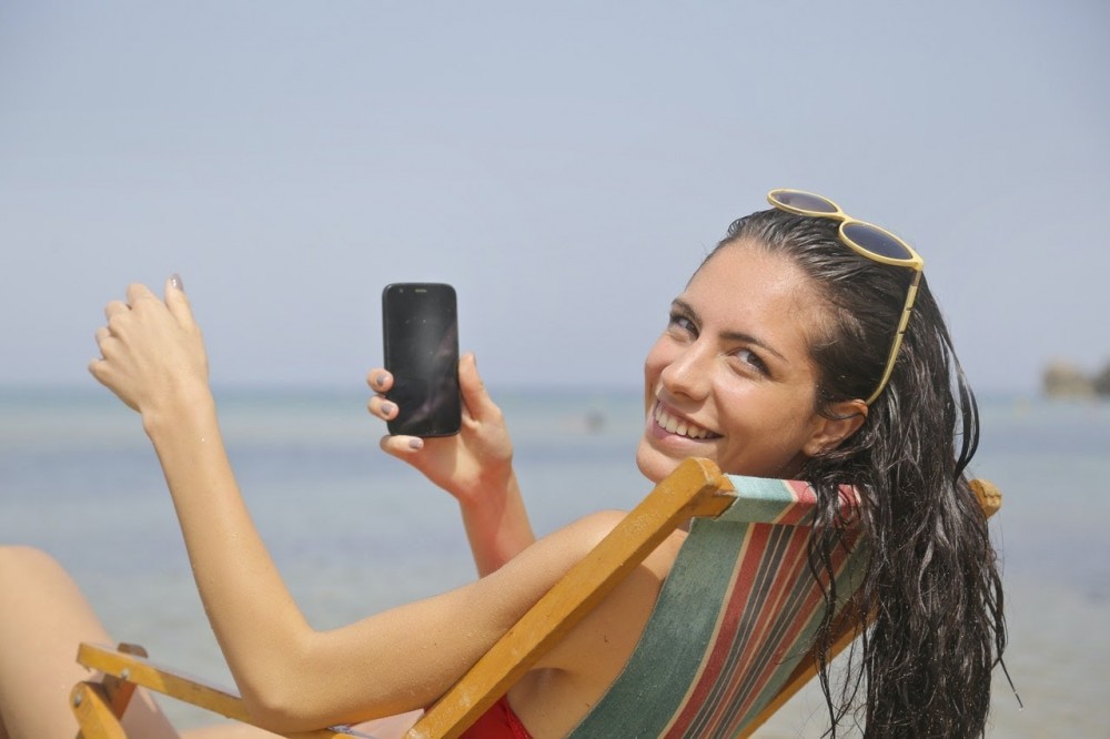 Ile kosztuje SMS poza UE? Poznaj ceny za SMS-y w sieci OTVARTA