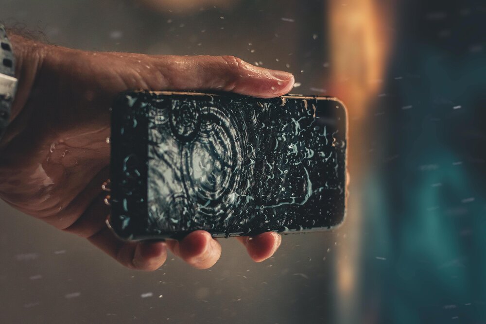 Zalany telefon – 3 najlepsze i sprawdzone sposoby na suszenie telefonu